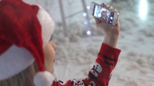 Рождественский Портрет Улыбающейся Женщины Шляпе Санта Клауса Делающей Селфи — стоковое видео