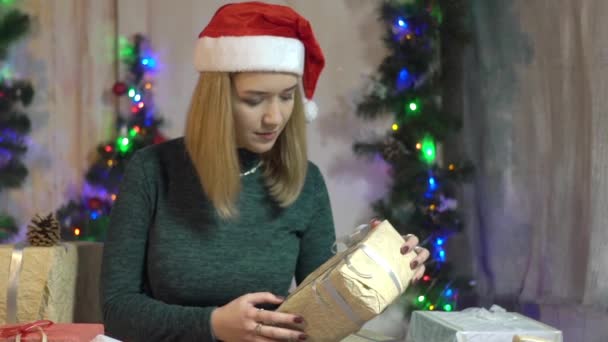 お祝いのクリスマス 手に新年の贈り物を持つ女の子 — ストック動画