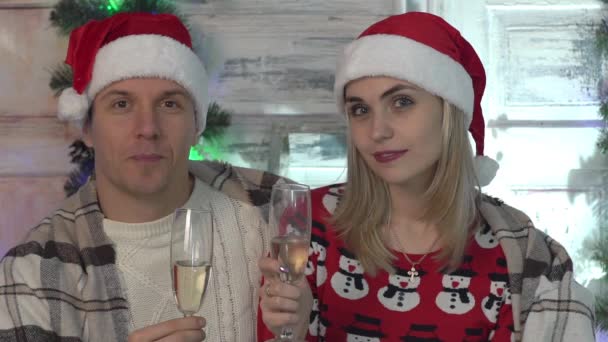 Paar Mit Champagner Und Bengalos Neues Jahr — Stockvideo