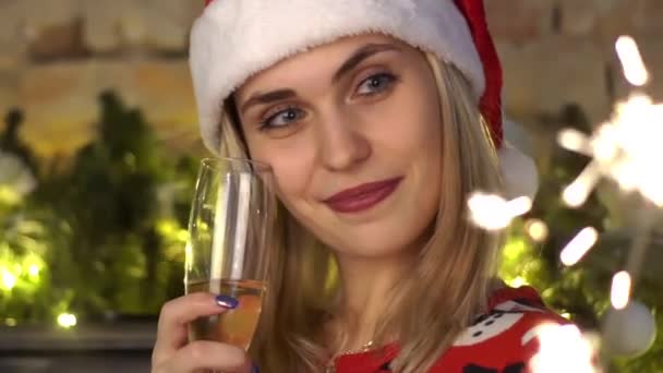 Kvinna Firar Jul Holding Champagne Och Sparklers — Stockvideo