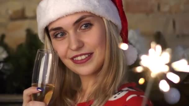 Natal Ano Novo Mulher Sorridente Casa Com Copo Vinho Espumante — Vídeo de Stock