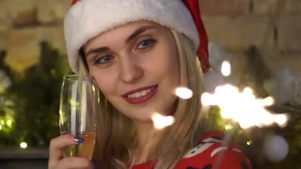 美丽的女人在圣诞老人帽子香槟玻璃 — 图库视频影像