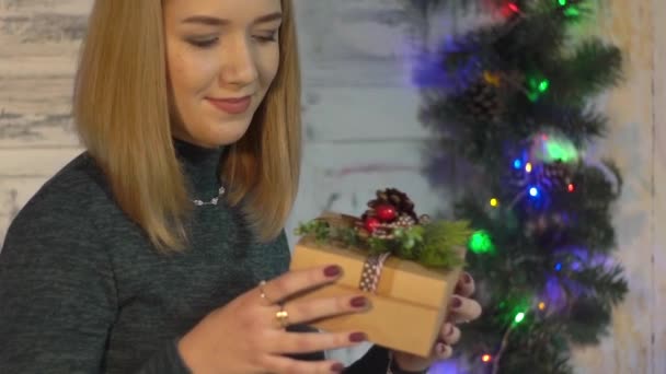 Belle Femme Décontractée Portant Chapeau Père Noël Look Excité Tandis — Video