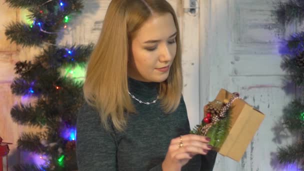 Κατάπληκτος Γυναίκα Ψάχνει Στο Μαγικό Χριστουγεννιάτικο Δώρο Στο Πλαίσιο — Αρχείο Βίντεο