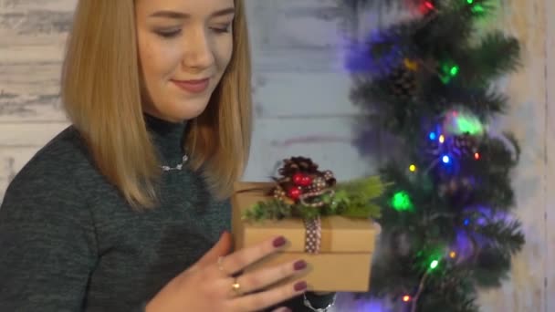 Приваблива Модель Різдвяним Подарунком — стокове відео