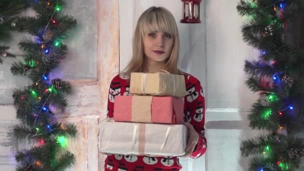 年轻女孩送礼物 礼品盒 祝贺新年快乐 基督快乐 — 图库视频影像