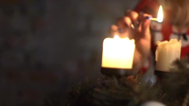 Mujer Joven Encendiendo Una Vela Navidad — Vídeos de Stock