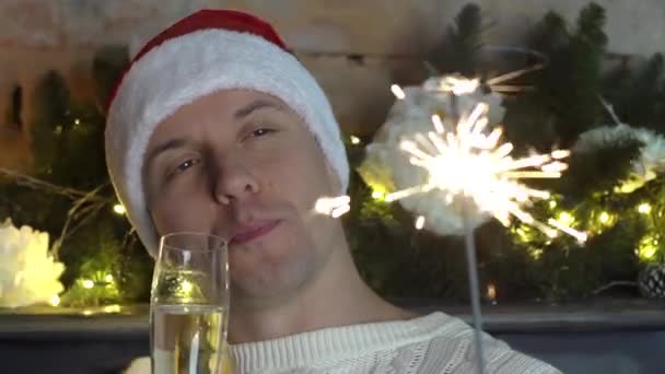 Молодой Человек Костюме Галстук Бокалом Шампанского Блестками Счастливый — стоковое видео