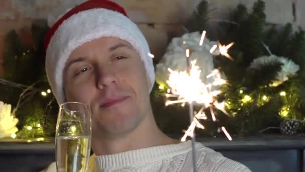 Felice Anno Nuovo Festeggiando Man Holding Sparkles Rallentatore — Video Stock