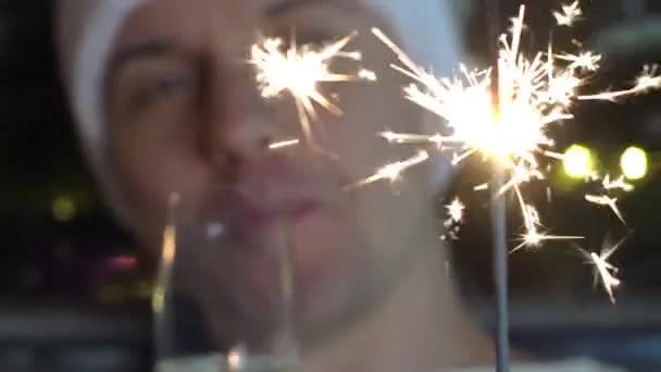 Vrolijke Man Santa Hat Holding Wijnglas Bengaals Licht Nieuwjaar — Stockvideo