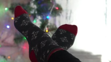 bir çorap yakınındaki Noel ağacı süsleme ile kız.