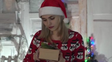 Kadın Sihirli Işıklı Ray 'le Noel Hediye Kutusunu Aç.