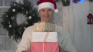 Noel'de hediye vermek adam.