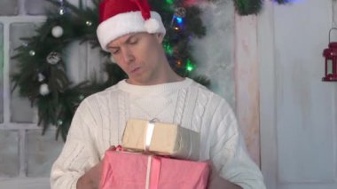 genç adamın elinde hediye kutusu.