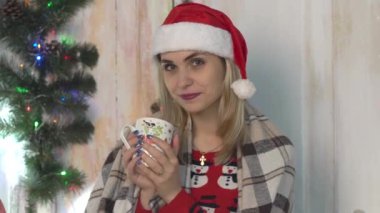 Genç bir kadının portresi çay içiyor, mutlu kız çay içiyor.,