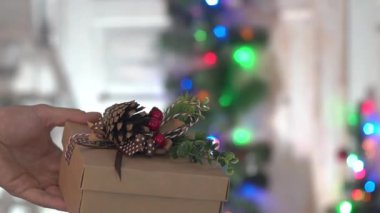 Erkek El Yanıp sönen Işıklarda Kadın Eline Noel Hediyesi Veriyor Backgrou