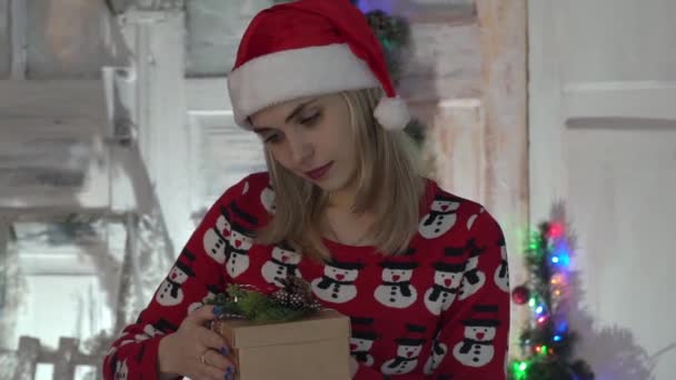 Mooie Vrouw Kerstman Hoed Verbaasd Met Verrassing Geschenkdoos — Stockvideo