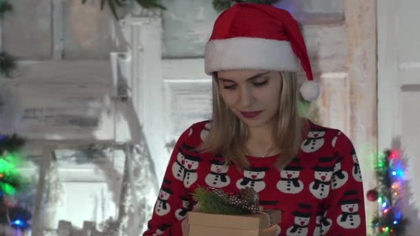 Mujer Sosteniendo Caja Regalo Navidad — Vídeo de stock