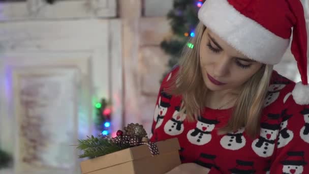 Verbaasd Jonge Vrouw Kijken Naar Magische Kerstcadeau Doos — Stockvideo