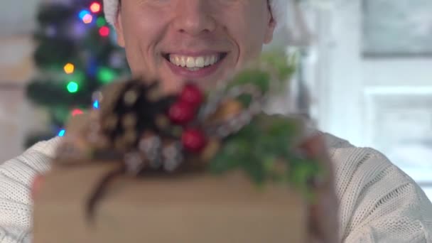 Mani Dell Uomo Che Tengono Regalo Natale — Video Stock