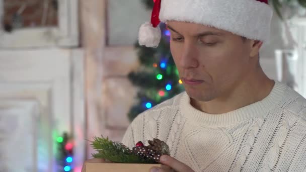 Überrascht Mann Mit Weihnachtsmütze Eröffnungsgeschenk — Stockvideo