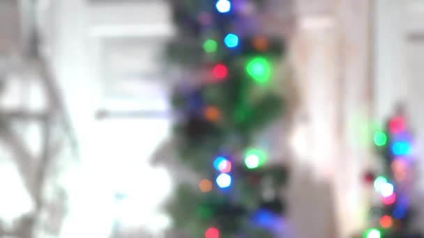 赤いクリスマスのギフトを与える手 — ストック動画