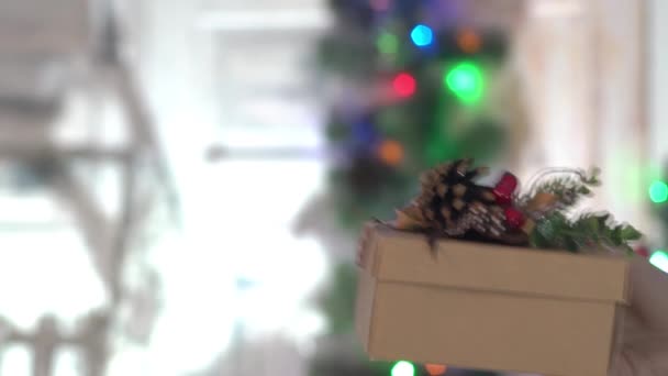 Женщина Дарит Подарок Мужчине Рождество Новый Год — стоковое видео