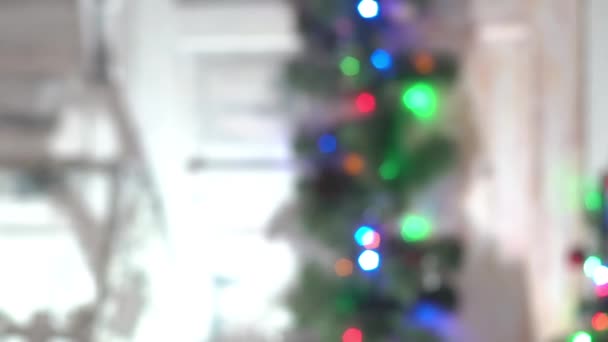 Manos Chica Dando Regalo Amigo Cerca Árbol Navidad Cerca — Vídeos de Stock