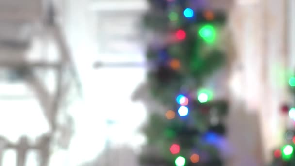 男を与える女性のクリスマスのギフト — ストック動画