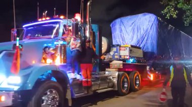 Bogot, Kolombiya - 11 Eylül 2025 - Bir kamyon bir tren vagonunu yüklüyor ve Bosa 'daki atölyeye doğru ilerliyor