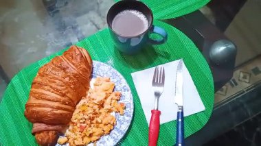 Lezzetli bir kahvaltı güney Bogot, Kolombiya 'daki bir evde cam bir masada servis edilir. Yiyecek ve içecek kavramı