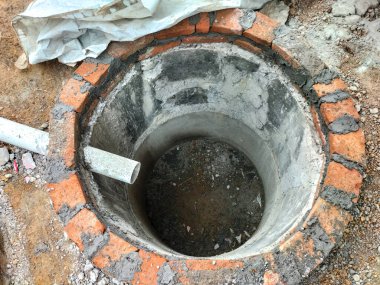 İnşaat alanındaki beton foseptik tankının görüntüsü. 