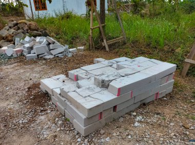 Seçici odaklanma. Kırık beyaz tuğla taşları kullanılmış. İnşaat alanında yere beton tuğla döşemişler..