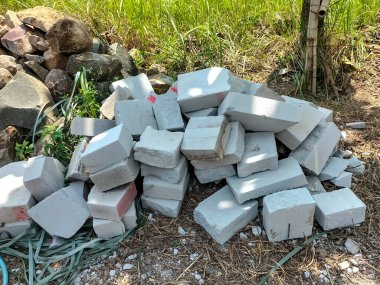 Seçici odaklanma. Kırık beyaz tuğla taşları kullanılmış. İnşaat alanında yere beton tuğla döşemişler..