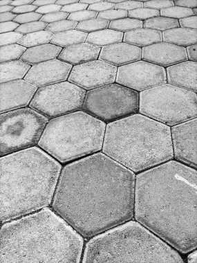 Siyah-beyaz asfalt avlunun yakın görüntüsü. Zemin kat. - Standart. Tasarım. Taşlar. Açık hava. Yürüme yeri.