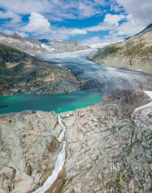 Furka Pass ile bir ayrıcalık yükselmesi 2,429 m (7,969 ft), Gletsch, Realp, URI ile Valais bağlanma İsviçre Alpleri'nde yüksek dağ geçidi var. Furka Oberalp Bahn satır Furka tünel üzerinden geçmek atlar. 1982 yılında açılan temel tünel 