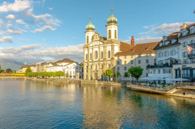 Lucerne, akşam şehrin panoramik manzarası.