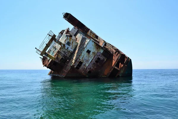 Bateau Rouillé Inondé Dans Mer — Photo