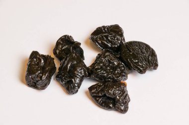 Kurutulmuş erik - erik üzerinde arka plan beyaz. Kapalı yakın çekim