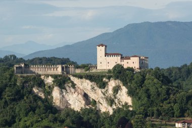 Maggiore Gölü'ndeki kale