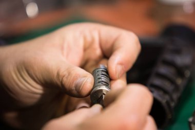 Anahtarları kopyalayan demirci