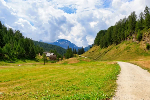 Mała Wioska Zboczach Alp — Zdjęcie stockowe