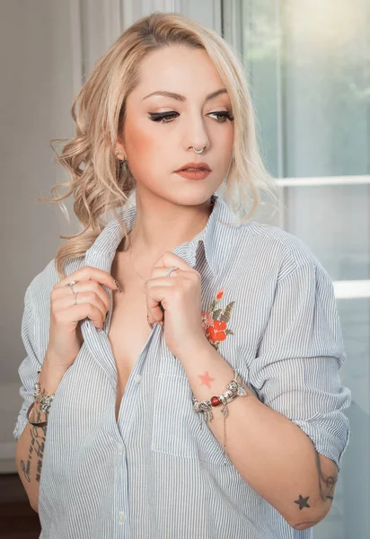 Portrait Une Belle Blonde Chemise — Photo