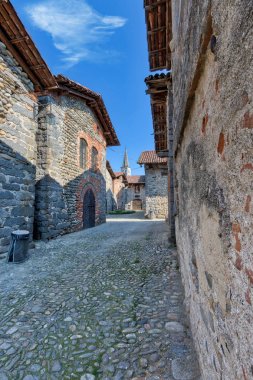 İtalyan tepeleri üzerinde Antik ortaçağ köyü