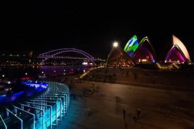 Sydney, Avustralya - 25 Mayıs 2018: Sidney Liman Köprüsü ve Sydney Opera Binası ile diğer birçok konumlar canlı Sydney 2018 açılış gecesi