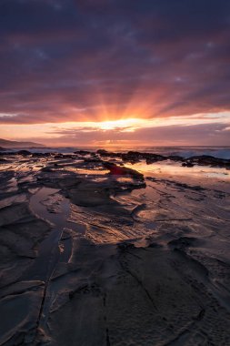 Bir Avustralya plaj ikonik Great Ocean Road yanında güneş doğarken