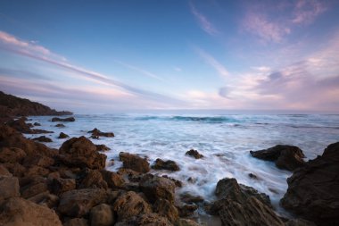 Gün batımında ikonik Great Ocean Road yanında Avustralya kayalık plaj