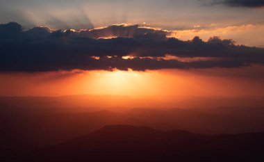 Avustralya'nın en yüksek dağ zirvesi, Mt Kosciuszko bakıldığında gün batımı. Viktorya yüksek ülke mesafe görülebilir.