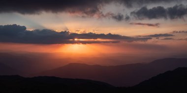Avustralya'nın en yüksek dağ zirvesi, Mt Kosciuszko bakıldığında gün batımı. Viktorya yüksek ülke mesafe görülebilir.