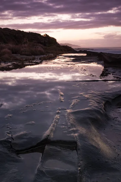 Nascer Sol Refletindo Uma Piscina Água Uma Praia Australiana Lado — Fotografia de Stock
